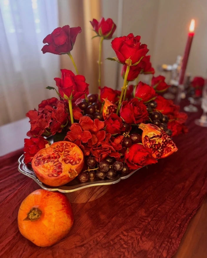 Centre de table, mélange de fleurs et fruits